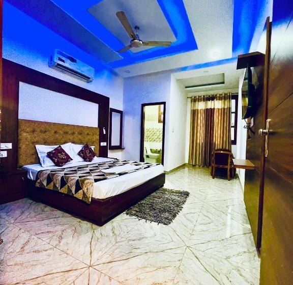 غرفة إقتصادية, The Crown , Top Rated & Most Awarded Property In Chandigarh, Zirakpur & Tricity