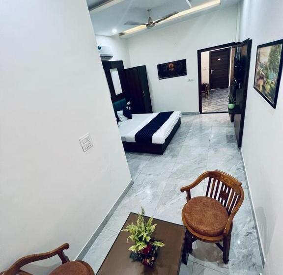 Номер Economy, The Crown , Top Rated & Most Awarded Property In Chandigarh, Zirakpur & Tricity