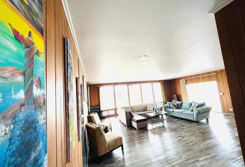 اتاق لوکس با تخت بزرگ, Pill Hill Mansion