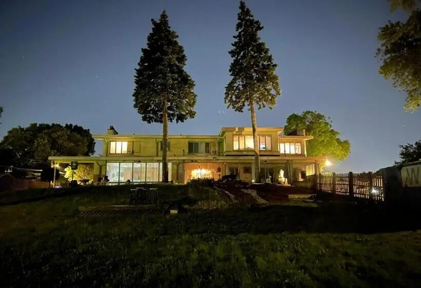 キングサイズベッドのデラックスルーム, Pill Hill Mansion