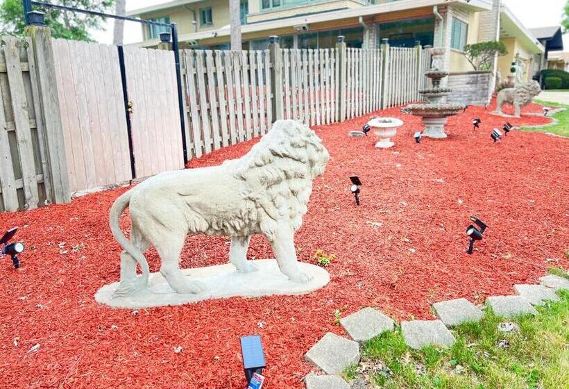 اتاق لوکس با تخت بزرگ, Pill Hill Mansion