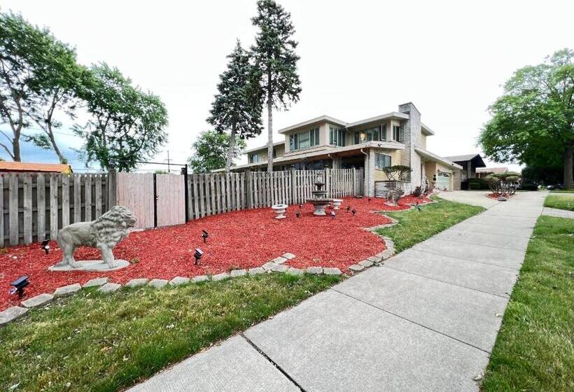 اتاق لوکس با تخت بزرگ, Pill Hill Mansion