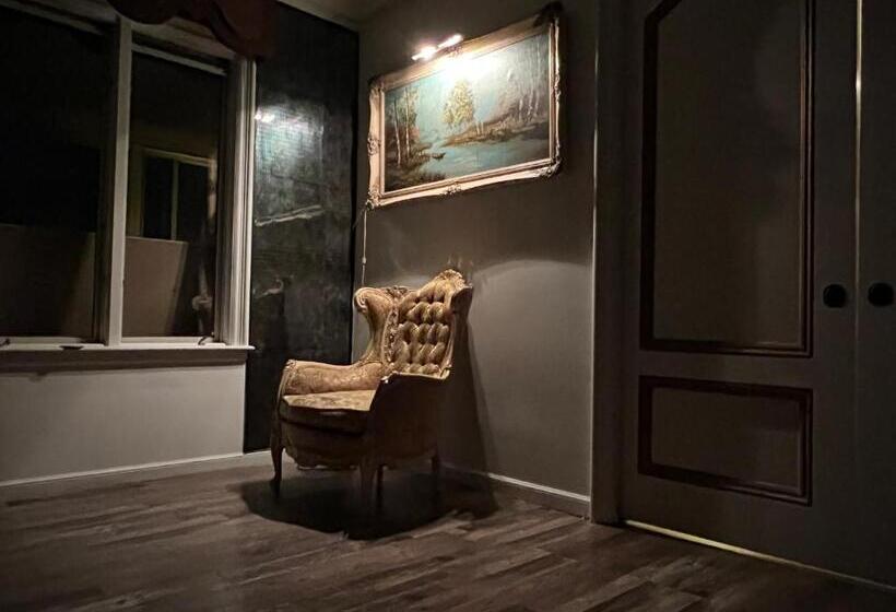 اتاق لوکس با تخت بزرگ, Pill Hill Mansion