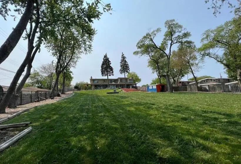 ルームシェアのワンベッド, Pill Hill Mansion
