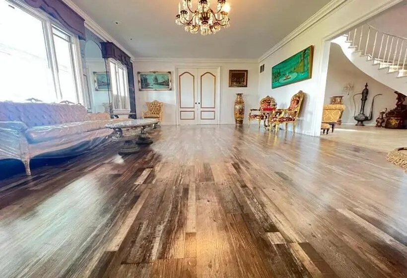 ルームシェアのワンベッド, Pill Hill Mansion