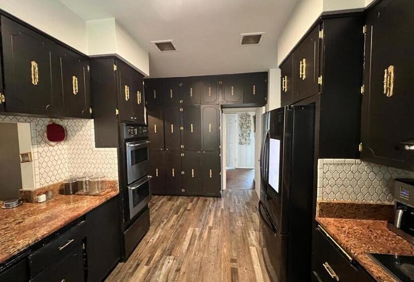 اتاق لوکس با تخت بزرگ, Pill Hill Mansion