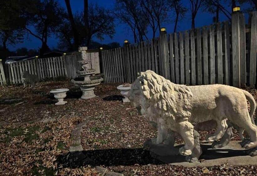 اتاق لوکس با تخت بزرگ, Pill Hill Mansion