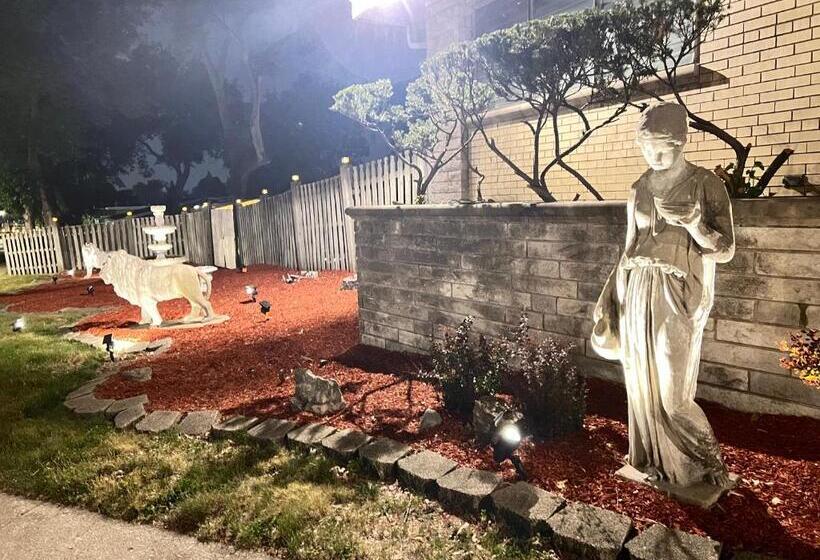 اتاق لوکس با تخت بزرگ, Pill Hill Mansion