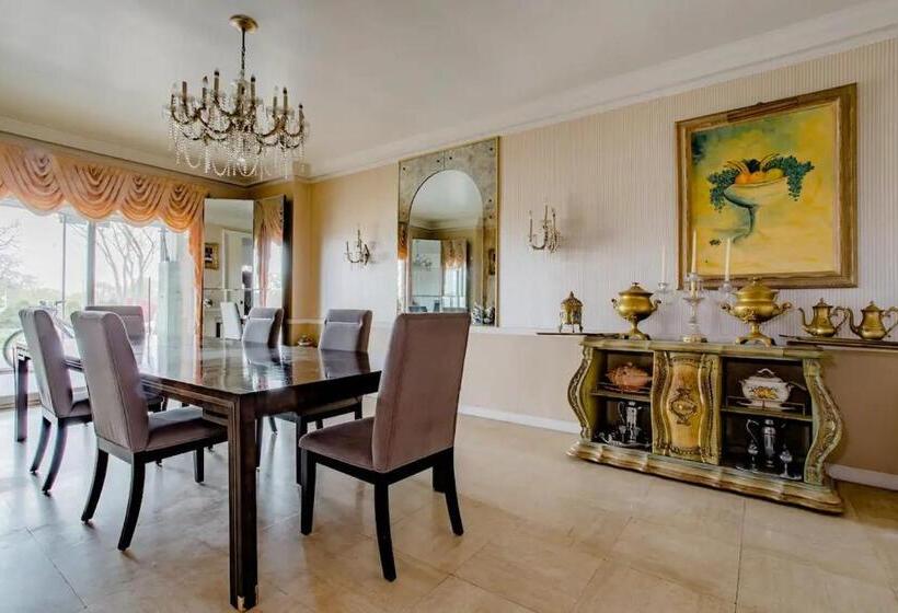 اتاق لوکس با تخت بزرگ, Pill Hill Mansion