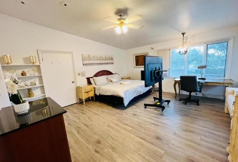 سوئیت با تخت بزرگ, Pill Hill Mansion