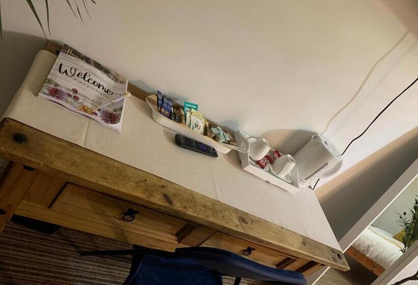 اتاق لوکس خانوادگی, Sam’z Boutique