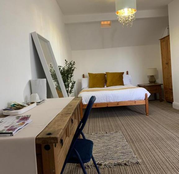 اتاق لوکس خانوادگی, Sam’z Boutique