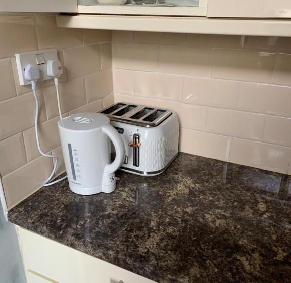 اتاق لوکس خانوادگی, Sam’z Boutique