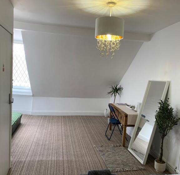 اتاق لوکس خانوادگی, Sam’z Boutique