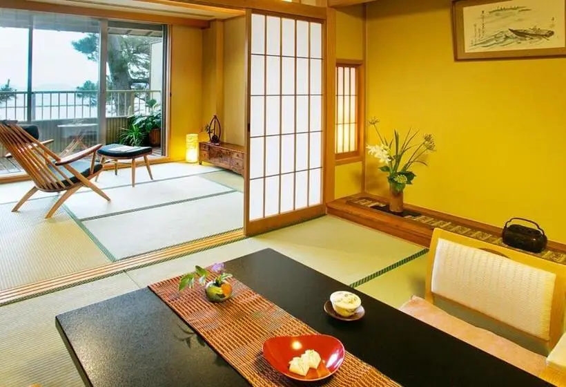 Deluxe Neljän Hengen Huone, 宵待ちの宿 萩一輪