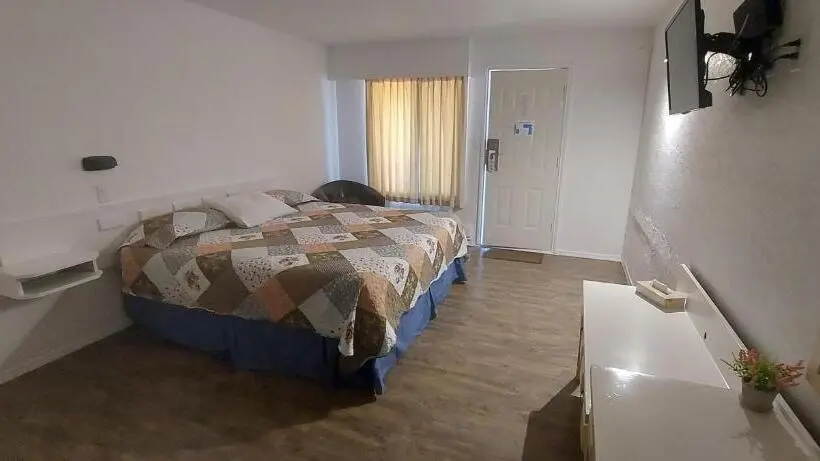 キングサイズベッドのスタンダードルーム, Granby River Inn & Suites