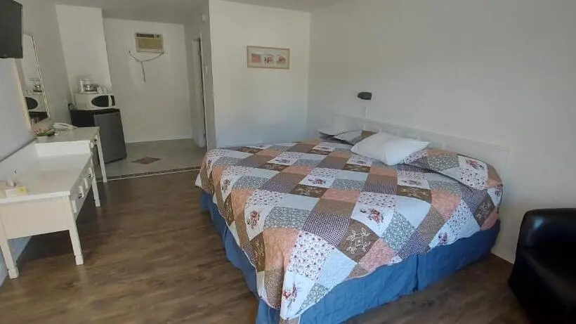 キングサイズベッドのスタンダードルーム, Granby River Inn & Suites