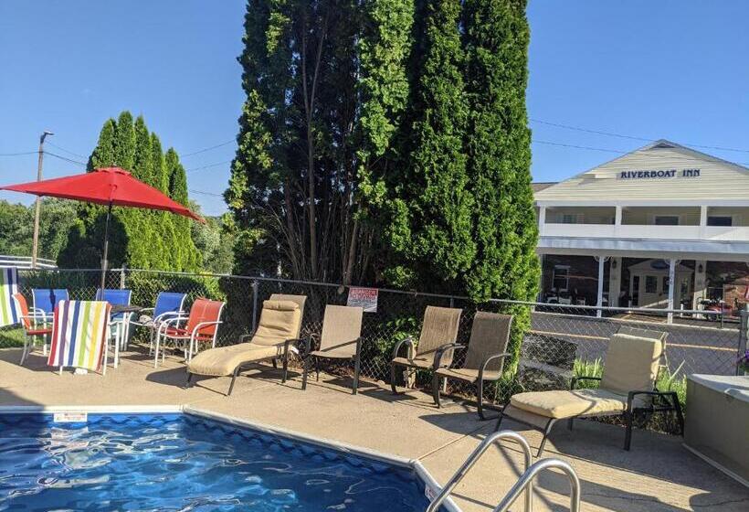 غرفة قياسية مطلّة علي حمام السباحة, Riverboat Inn & Suites