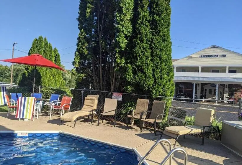 プールビュースタンダードルーム, Riverboat Inn & Suites