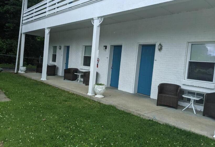 プールビュースタンダードルーム, Riverboat Inn & Suites