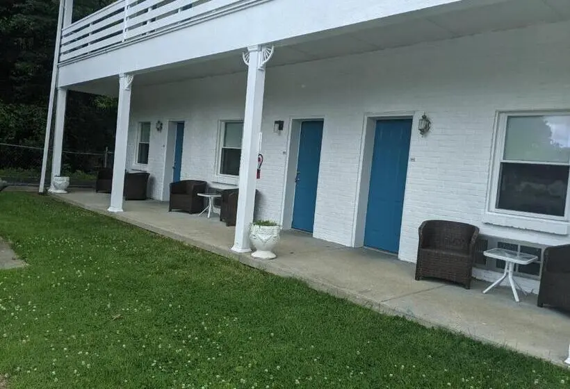 プールビュースタンダードルーム, Riverboat Inn & Suites