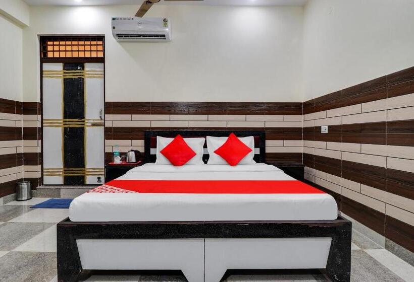 Трехместный Номер Классика, Oyo Flagship Hotel The Kailash