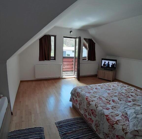 Standard Triple Room with Terrace, Casa Nuria