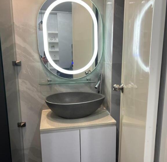 Apartamento 1 Quarto, Chic, Modern , Minimalist Design At The Loop Condo Tower