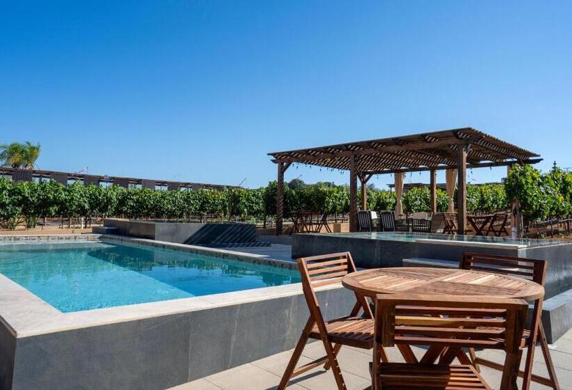 Четырехместный Номер Стандарт Вид на Сад, Emmalu Hotel Boutique