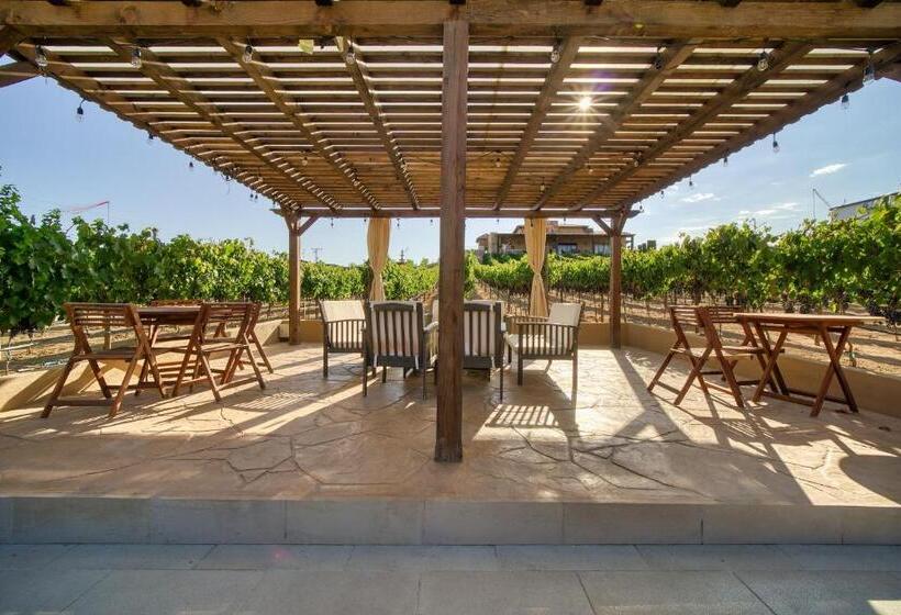 Четырехместный Номер Стандарт Вид на Сад, Emmalu Hotel Boutique