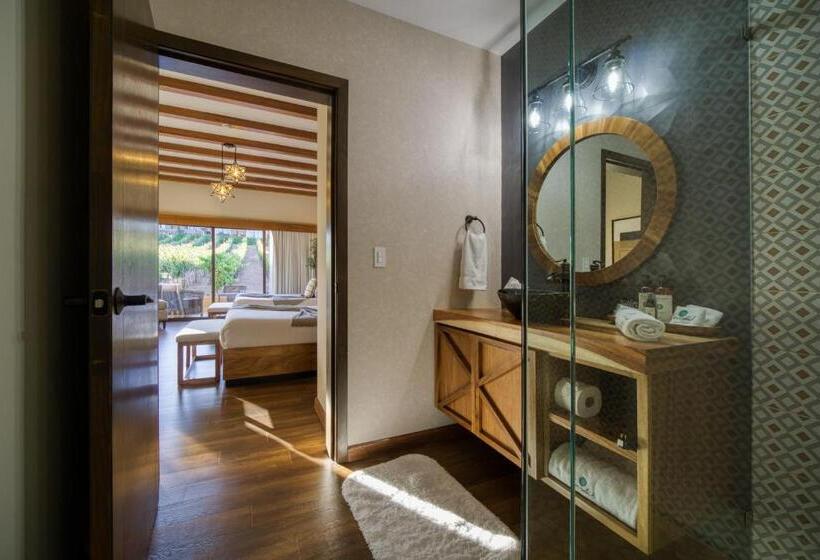 Четырехместный Номер Стандарт Вид на Сад, Emmalu Hotel Boutique