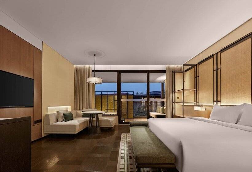 Superior room with lake view, Banyan Tree Dongguan Songshan Lake