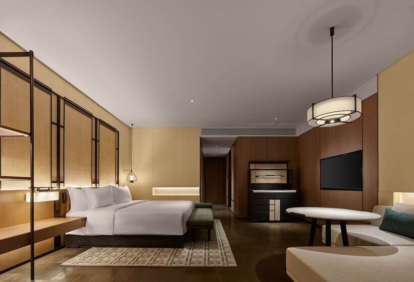 Superior room with lake view, Banyan Tree Dongguan Songshan Lake