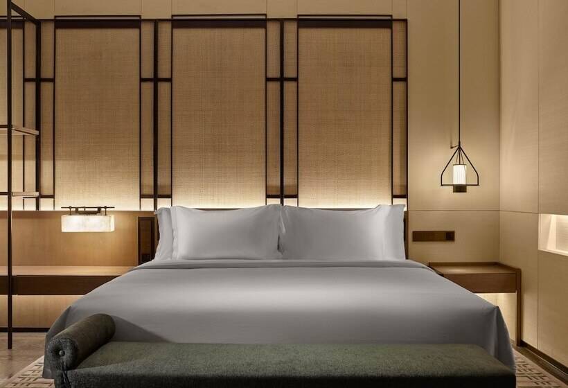 Superior room with lake view, Banyan Tree Dongguan Songshan Lake