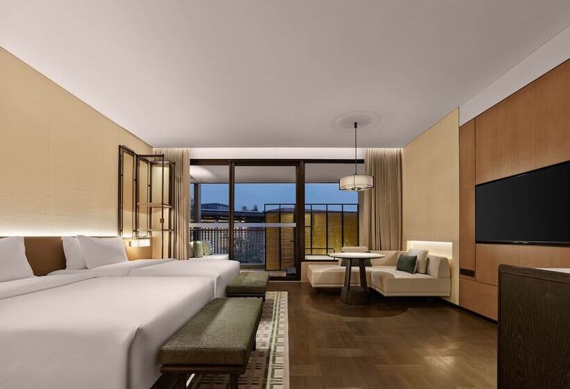 Superior room with lake view, Banyan Tree Dongguan Songshan Lake