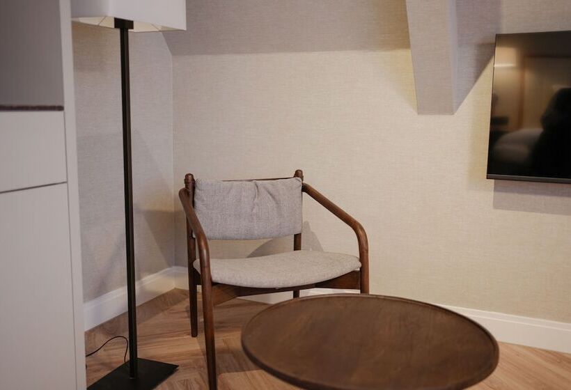 디럭스 스튜디오, By Friso Den Haag   Scheveningen