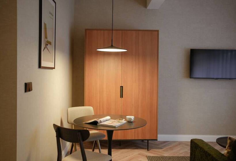 디럭스 스튜디오, By Friso Den Haag   Scheveningen