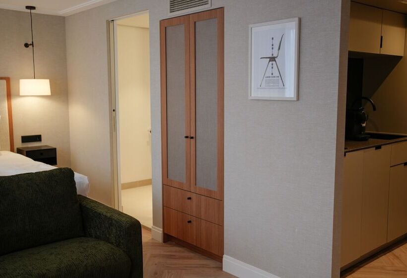 디럭스 스튜디오, By Friso Den Haag   Scheveningen