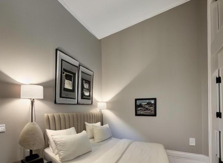 デラックスルーム, The Queen Airport Hotel Round Trip Airport Service