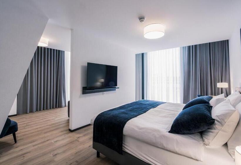 Полулюкс, Yparc Hôtel