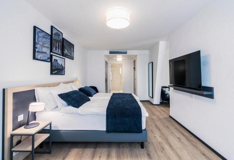 Полулюкс, Yparc Hôtel