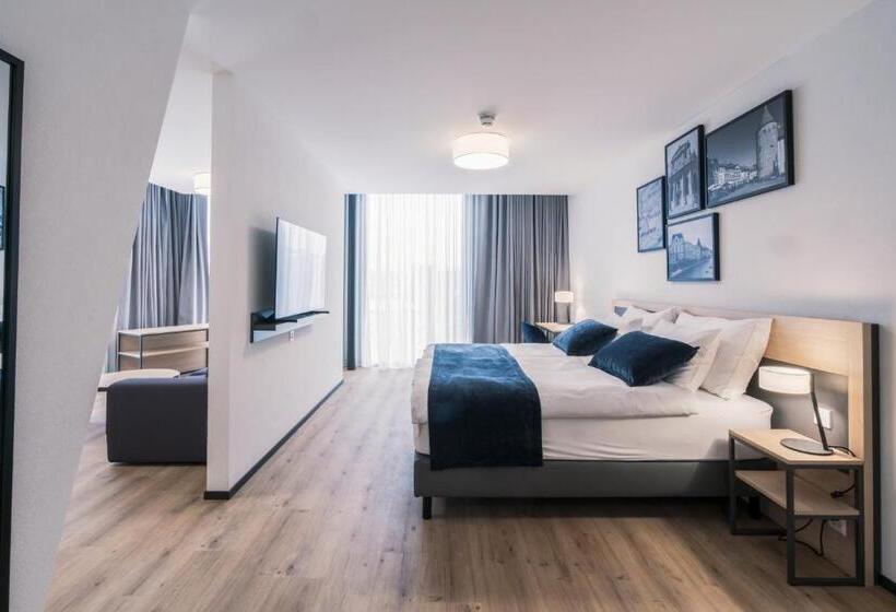 Полулюкс, Yparc Hôtel