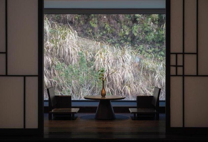 جناح مطلّ علي الجبل, Yakamoz Qianchuan