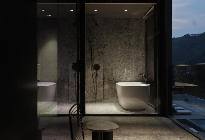 جناح مطلّ علي الجبل, Yakamoz Qianchuan