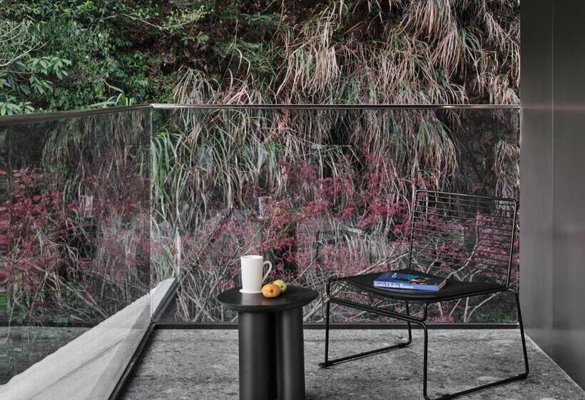 جناح مطلّ علي الجبل, Yakamoz Qianchuan