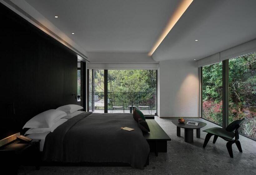 جناح مطلّ علي الجبل, Yakamoz Qianchuan