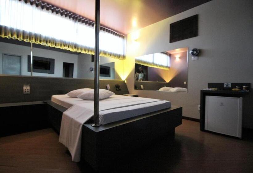 자쿠지 스위트, Status Motel
