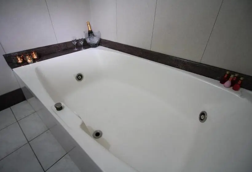Sviitti Poreallas, Status Motel