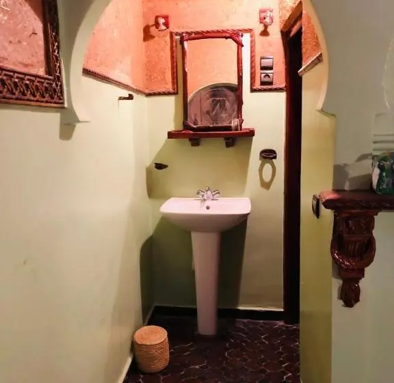 Standard Kolmen Hengen Huone, Restaurant Hollywood Africa