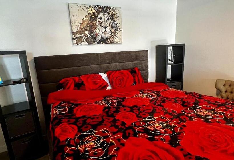 带1个卧室的顶楼公寓, Luxury 2 Level Condo W/ Washer & Dryer